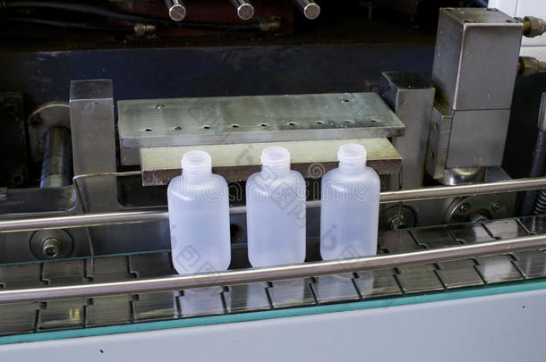 塑料制品瓶子盖和热的殴打制造业瓶子殴打模图片